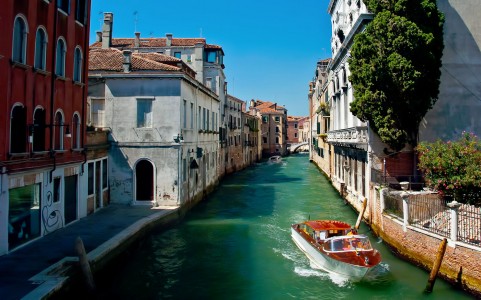 Boating in Venice Jigsaw Puzzle