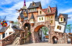 Crooked Cottage Jigsaw Puzzle
