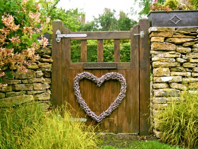 Heskins Cottage Gate Jigsaw Puzzle