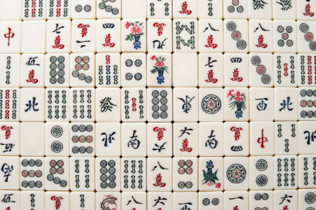 Solve Mahjong jigsaw puzzle online with 130 pieces