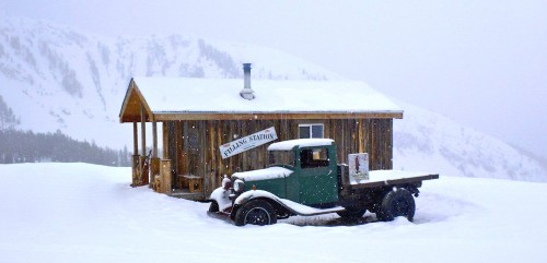 Mountain Filling Station Jigsaw Puzzle