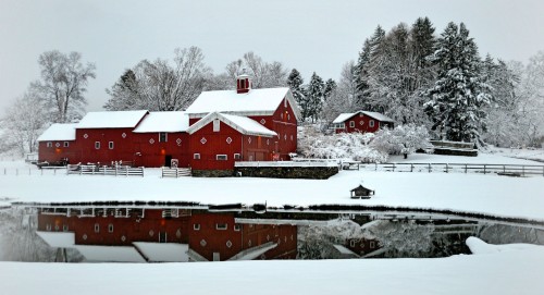 Red Barn in Snow Jigsaw Puzzle