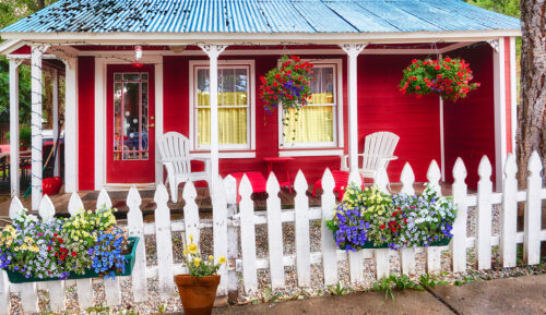 Red Mountain Cottage Jigsaw Puzzle
