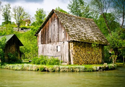 River Barn Jigsaw Puzzle