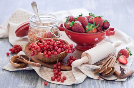 Strawberries and Currants Jigsaw Puzzle