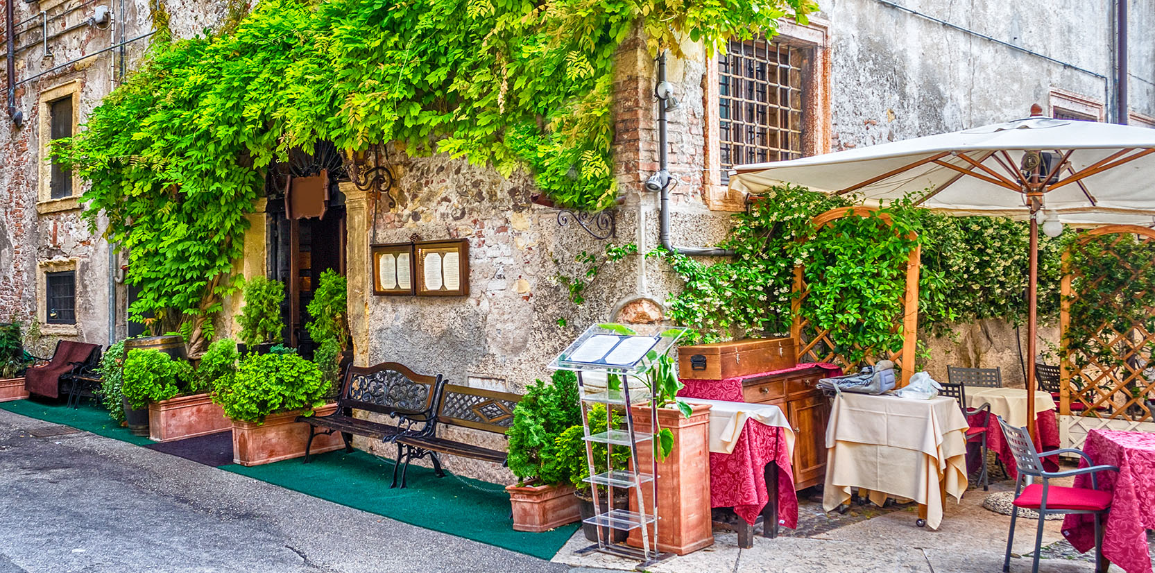 Verona Corner Cafe Jigsaw Puzzle